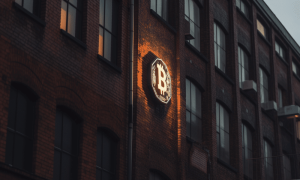 Ambcrypto Bitcoin Logo On A Building Cyberpunk C6468af9 C4f2 41ec B604 Bec53109d6c4 1000x600.png