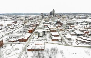 Vista Aerea Do Centro Da Cidade Coberto De Neve Antes Da Votacao Na Convencao Politica Do Estado De Iowa Em Des Moines Iowa.jpg