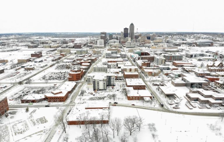 Vista Aerea Do Centro Da Cidade Coberto De Neve Antes Da Votacao Na Convencao Politica Do Estado De Iowa Em Des Moines Iowa.jpg