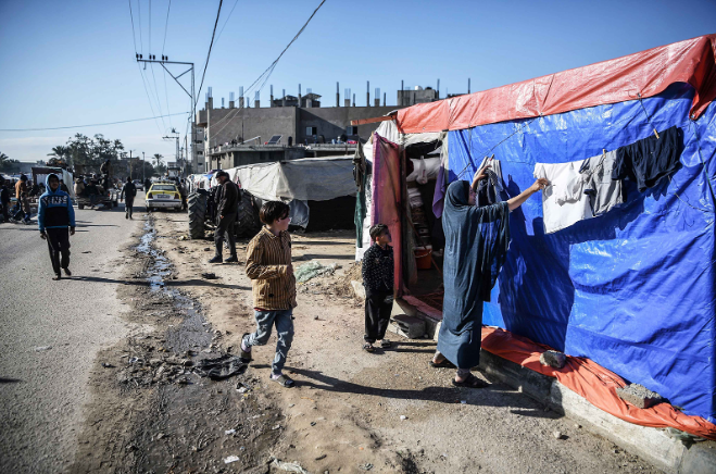 Palestinos Deslocados Sao Fotografados Ao Longo De Uma Estrada Perto De Sua Tenda Improvisada Em Rafah Gaza Em 4 De Fevereiro.png