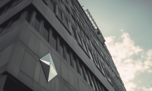 Ambcrypto Ethereum Logo On A Building 951bf209 0cbf 41b7 Ad9c 46f3571609d8 1000x600.png