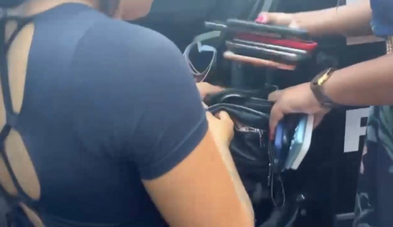 Mulher Presa Celulares.png