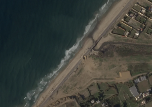 Uma Grande Cratera Na Estrada Al Rashid No Centro De Gaza Visivel Pela Primeira Vez Em Imagens De Satelite De Dezembro Passado E Vista Numa Imagem Tirada Em 29 De Janeiro De 2024.png