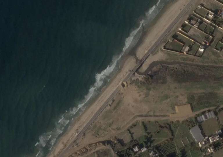 Uma Grande Cratera Na Estrada Al Rashid No Centro De Gaza Visivel Pela Primeira Vez Em Imagens De Satelite De Dezembro Passado E Vista Numa Imagem Tirada Em 29 De Janeiro De 2024.png