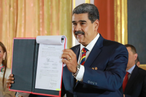 Nicolas Maduro Assina A Chamada Lei Organica Para A Defesa De Essequibo Para Anexar O Territorio Internacionalmente Reconhecido Como Pertencente A Guiana.png