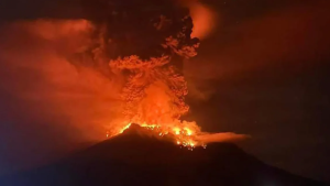 O Vulcao Do Monte Ruang Na Indonesia Entrou Em Erupcao Varias Vezes Durante A Noite De 17 De Abril De 2024 Forcando A Evacuacao De Centenas De Pessoas.png