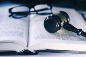 Suspensa eficácia de lei sobre criação de cargos por suspeita de fraude processual