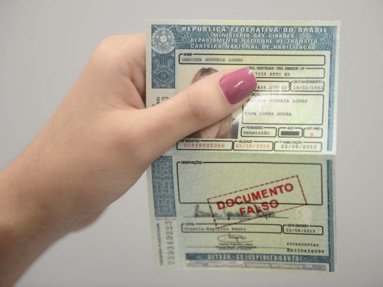 Apresentação de documento falso a policiais configura crime, mesmo com conhecimento prévio da falsidade, decide STJ