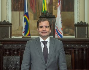 Desembargador afirma que família de Deolane pagou fãs em porta de presídio