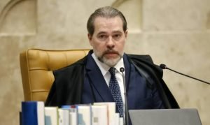 Ministro do STF é internado com inflamação nos pulmões