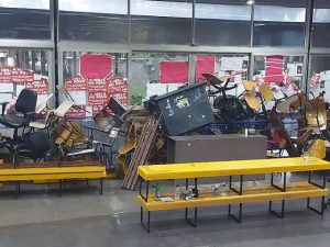 Em meio a protestos, juíza determina que manifestantes desocupem UERJ