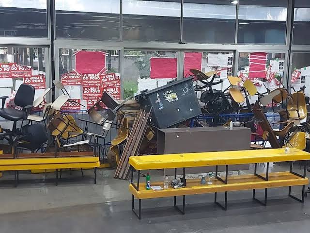 Em meio a protestos, juíza determina que manifestantes desocupem UERJ