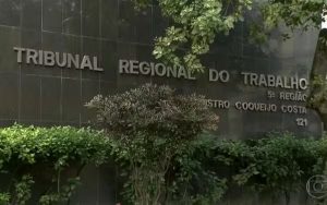 'Urubu de macumba' e 'nega feiticeira': Patrão vai indenizar auxiliar de cozinha em R$ 50 mil por apelidos racistas