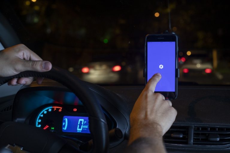 Uber e motorista são condenados por agressão a passageira durante corrida