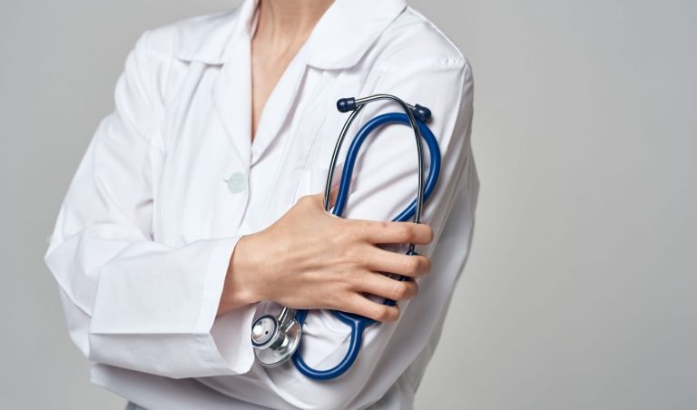 Médica que atuou no combate à COVID-19 obtém direito a abatimento no Fies