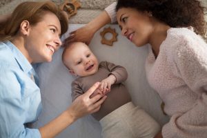 Familia De Duas Maes Tendo Um Bebe 23 2149168820.jpg