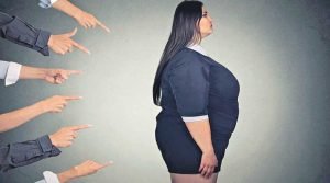 Empregadora é condenada a pagar R$6 mil por assédio moral e gordofobia a doméstica