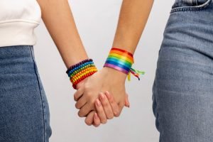 Locadora de veículos é condenada por homofobia contra vendedora