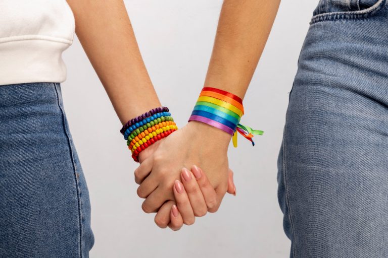 Locadora de veículos é condenada por homofobia contra vendedora