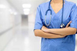 Hospital deve pagar diferenças salariais a auxiliar de enfermagem por desvio de função