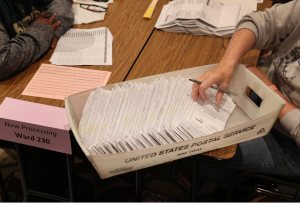 Trabalhadores Contam Cedulas De Voto Enviadas Pelo Correio E Pessoalmente No Wisconsin Center Em Mil.png