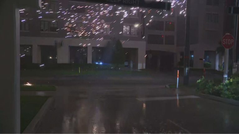 Transformador Explode E Deixa Milhares Sem Luz Na Florida Apos Passagem De Furacao.jpg