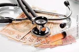 Plano de saúde é condenado a custear troca de prótese e pagar danos morais