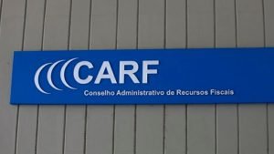 Carf mantém cobrança bilionária por fraude tributária em empresa de combustíveis