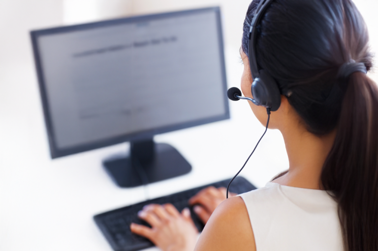 Atendente de telemarketing receberá indenização por dano moral relacionado a gênero e maternidade, decide Justiça do Trabalho