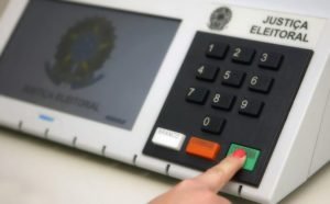 Funcionária demitida por não votar em candidato apoiado por patrão será indenizada, decide TRT-SC