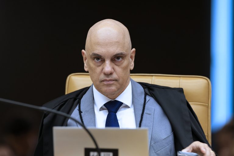 "Beira o patético e a hipocrisia", diz Moraes ao criticar crise negacionista e queda na vacinação