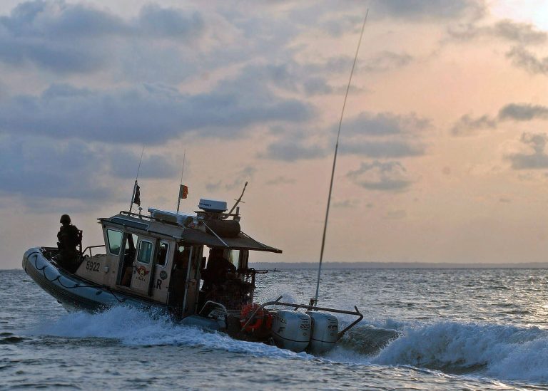 Barco De Patrulha Navega Em Rio De Camaroes.jpg