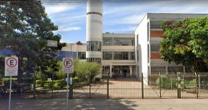 Idosa é condenada a um ano de prisão por chamar recepcionista de 'negona' e 'fedida'