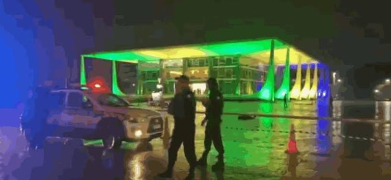 Praça dos Três Poderes é isolada após explosões perto do STF; um homem morreu