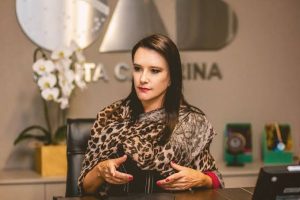 OAB-SC pede afastamento de policiais que agrediram advogada e sua mãe: “Exigimos o afastamento imediato dos agressores”, cobra Cláudia Prudêncio