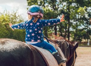Instituição é condenada a indenizar estudante por acidente com cavalo em atividade