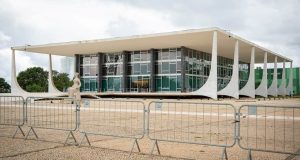 Prédio do STF volta a ser cercado por grades após atentado com explosivos