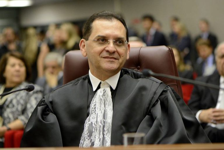 Piadas em stand-up não configuram discriminação sem dolo específico, decide STJ