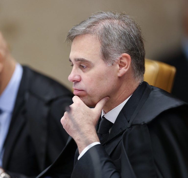 Mendonça pede vista e interrompe julgamento após divergência de Barroso sobre responsabilidade de plataformas