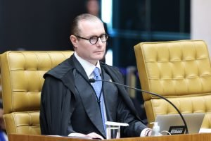 "Guardas municipais não podem investigar, mas podem fazer prisões em flagrante", diz Zanin no STF