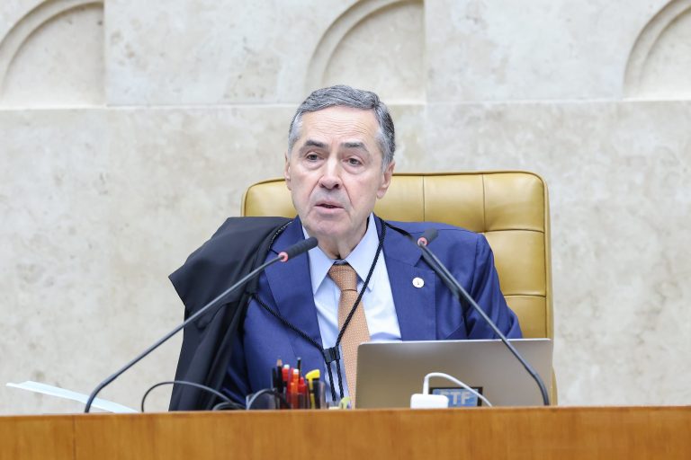 Barroso vota por manter exigência de decisão judicial para responsabilizar redes por ofensas