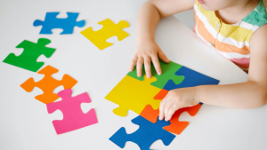 DF é condenado a indenizar mãe e filho autista por maus-tratos em escola pública