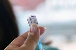 Pais que não vacinaram os filhos contra Covid são condenados a pagar multa