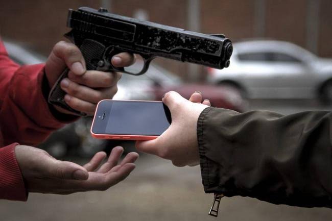 Influencer é condenado a 4 anos de prisão por roubar celular durante ‘gravação de vídeo’