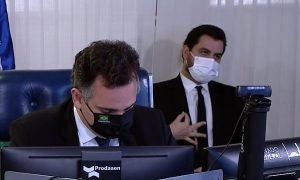 Justiça Federal condena ex-assessor de Bolsonaro por gesto considerado racista em sessão do Senado