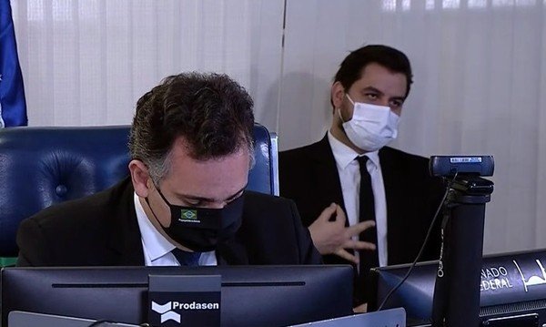 Justiça Federal condena ex-assessor de Bolsonaro por gesto considerado racista em sessão do Senado