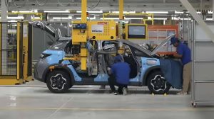 Montadora de carros elétricos dispensa terceirizada chinesa após irregularidades em condições de funcionários