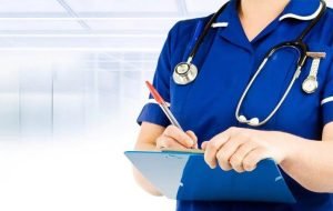 Enfermeira deve receber acréscimo salarial por acúmulo de função em atividade própria de médico, decide TRT-4