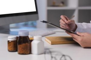 Farmacêuticos não podem prescrever medicamentos, decide juiz federal ao suspender resolução em todo o Brasil