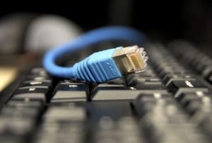 Exclusão digital impede acesso igualitário à justiça para presos e famílias